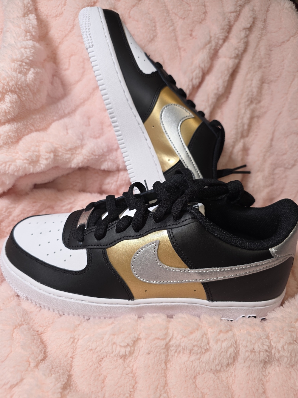 Nike AIR Force 1 Kids Low-Top Sneakers in Black, Gold & Silver